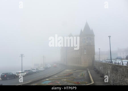 Aberystwyth, Wales, UK. 14. März 2017. Die Küstenstadt ist eingehüllt in einen Nebel oder Meer-Nebel. Auf dem Bild ist die Stadt Old College. Bildnachweis: Alan Hale/Alamy Live-Nachrichten Stockfoto