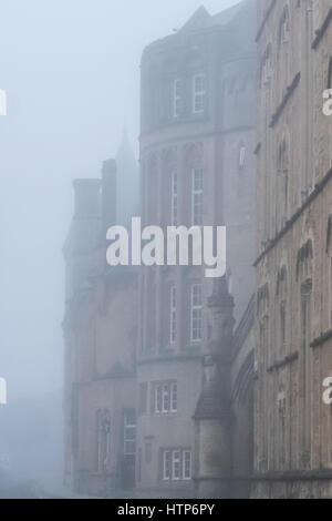 Aberystwyth, Wales, UK. 14. März 2017. Die Küstenstadt ist eingehüllt in einen Nebel oder Meer-Nebel. In diesem Bild der Stadt Old College. Bildnachweis: Alan Hale/Alamy Live-Nachrichten Stockfoto