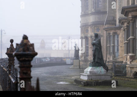 Aberystwyth, Wales, UK. 14. März 2017. Die Küstenstadt ist eingehüllt in einen Nebel oder Meer-Nebel. In diesem Bild, Statuen außerhalb der Stadt Old College. Bildnachweis: Alan Hale/Alamy Live-Nachrichten Stockfoto