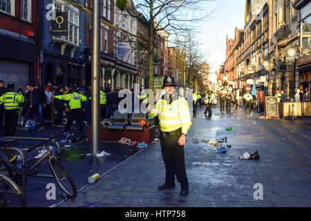 Leicester, UK. 14. März 2017. Tausende von spanischen Sevilla Fußballfans füllen die High Street und Jubilee Square vor das heutige Spiel in der Championsleague gegen Leicester City. Probleme beim flammte außerhalb zum Zentrum Pubs der Stadt zwischen den rivalisierenden Fans. Bildnachweis: Ian Francis/Alamy Live-Nachrichten Stockfoto