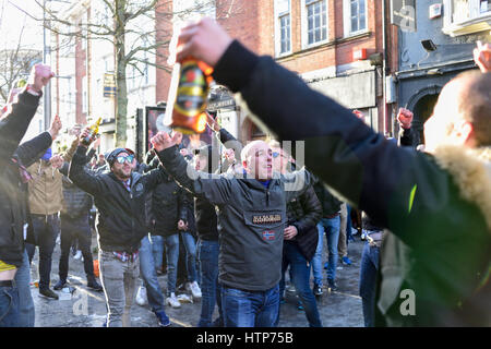 Leicester, UK. 14. März 2017. Tausende von spanischen Sevilla Fußballfans füllen die High Street und Jubilee Square vor das heutige Spiel in der Championsleague gegen Leicester City. Probleme beim flammte außerhalb zum Zentrum Pubs der Stadt zwischen den rivalisierenden Fans. Bildnachweis: Ian Francis/Alamy Live-Nachrichten Stockfoto