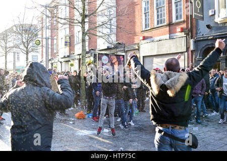 Leicester, UK. 14. März 2017. Tausende von spanischen Sevilla Fußballfans füllen die High Street und Jubilee Square vor das heutige Spiel in der Championsleague gegen Leicester City. Probleme beim flammte außerhalb zum Zentrum Pubs der Stadt zwischen den rivalisierenden Fans. Bildnachweis: Ian Francis/Alamy Live-Nachrichten Stockfoto