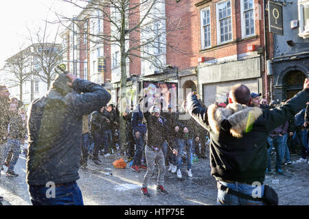 Leicester, UK. 14. März 2017. Tausende von spanischen Sevilla Fußballfans füllen die High Street und Jubilee Square vor das heutige Spiel in der Championsleague gegen Leicester City. Probleme beim flammte außerhalb zum Zentrum Pubs der Stadt zwischen den rivalisierenden Fans. Bildnachweis: Ian Francis/Alamy Live-Nachrichten Stockfoto