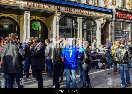 Leicester, UK. 14. März 2017. Tausende von spanischen Sevilla Fußballfans füllen die High Street und Jubilee Square vor das heutige Spiel in der Championsleague gegen Leicester City. Probleme beim flammte außerhalb zum Zentrum Pubs der Stadt zwischen den rivalisierenden Fans. Bildnachweis: Ian Francis/Alamy Live-Nachrichten Stockfoto