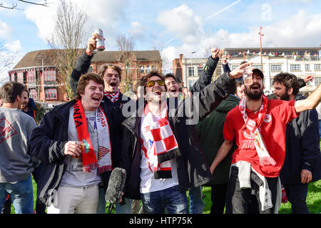 Leicester, UK. 14. März 2017. Tausende von spanischen Sevilla Fußballfans füllen die High Street und Jubilee Square vor das heutige Spiel in der Championsleague gegen Leicester City. Probleme beim flammte außerhalb zum Zentrum Pubs der Stadt zwischen den rivalisierenden Fans. Bildnachweis: Ian Francis/Alamy Live-Nachrichten Stockfoto