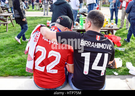 Leicester, UK. 14. März 2017. Tausende von spanischen Sevilla Fußballfans füllen die High Street und Jubilee Square vor das heutige Spiel in der Championsleague gegen Leicester City. Probleme beim flammte außerhalb zum Zentrum Pubs der Stadt zwischen den rivalisierenden Fans. Bildnachweis: Ian Francis/Alamy Live-Nachrichten Stockfoto