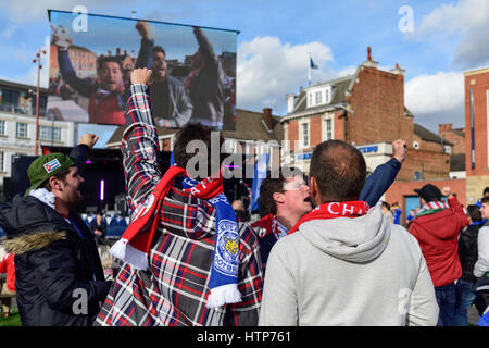 Leicester, UK. 14. März 2017. Tausende von spanischen Sevilla Fußballfans füllen die High Street und Jubilee Square vor das heutige Spiel in der Championsleague gegen Leicester City. Probleme beim flammte außerhalb zum Zentrum Pubs der Stadt zwischen den rivalisierenden Fans. Bildnachweis: Ian Francis/Alamy Live-Nachrichten Stockfoto