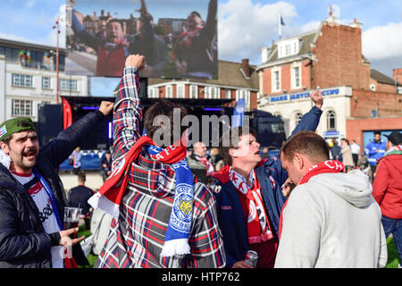 Leicester, UK. 14. März 2017. Tausende von spanischen Sevilla Fußballfans füllen die High Street und Jubilee Square vor das heutige Spiel in der Championsleague gegen Leicester City. Probleme beim flammte außerhalb zum Zentrum Pubs der Stadt zwischen den rivalisierenden Fans. Bildnachweis: Ian Francis/Alamy Live-Nachrichten Stockfoto