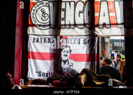 Leicester, UK. 14. März 2017. Tausende von spanischen Sevilla Fußballfans füllen die High Street und Jubilee Square vor das heutige Spiel in der Championsleague gegen Leicester City. Probleme beim flammte außerhalb zum Zentrum Pubs der Stadt zwischen den rivalisierenden Fans. Bildnachweis: Ian Francis/Alamy Live-Nachrichten Stockfoto