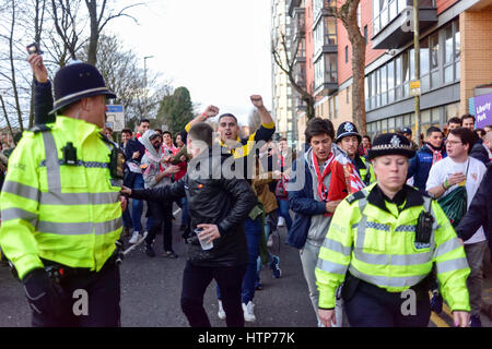 Leicester, UK. 14. März 2017. Tausende von spanischen Sevilla Fußballfans füllen die High Street und Jubilee Square vor das heutige Spiel in der Championsleague gegen Leicester City. Probleme beim flammte vor zwei Pubs der Stadt-Zentrum zwischen den rivalisierenden Fans. Bildnachweis: Ian Francis/Alamy Live-Nachrichten Stockfoto