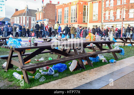 Leicester, UK. 14. März 2017. Tausende von spanischen Sevilla Fußballfans füllen die High Street und Jubilee Square vor das heutige Spiel in der Championsleague gegen Leicester City. Probleme beim flammte vor zwei Pubs der Stadt-Zentrum zwischen den rivalisierenden Fans. Bildnachweis: Ian Francis/Alamy Live-Nachrichten Stockfoto