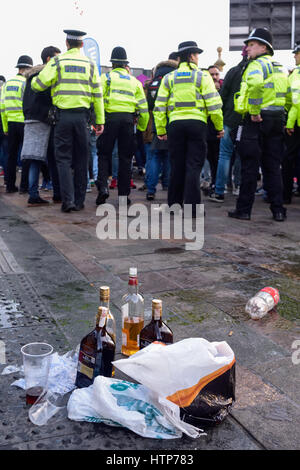 Leicester, UK. 14. März 2017. Tausende von spanischen Sevilla Fußballfans füllen die High Street und Jubilee Square vor das heutige Spiel in der Championsleague gegen Leicester City. Probleme beim flammte vor zwei Pubs der Stadt-Zentrum zwischen den rivalisierenden Fans. Bildnachweis: Ian Francis/Alamy Live-Nachrichten Stockfoto