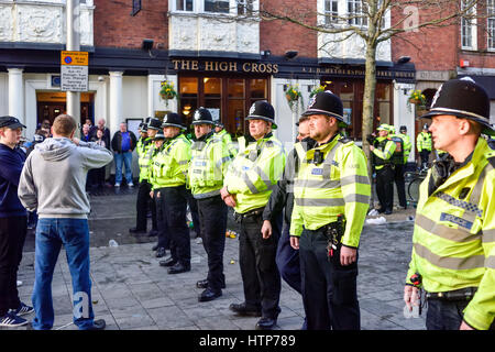 Leicester, UK. 14. März 2017. Tausende von spanischen Sevilla Fußballfans füllen die High Street und Jubilee Square vor das heutige Spiel in der Championsleague gegen Leicester City. Probleme beim flammte vor zwei Pubs der Stadt-Zentrum zwischen den rivalisierenden Fans. Bildnachweis: Ian Francis/Alamy Live-Nachrichten Stockfoto