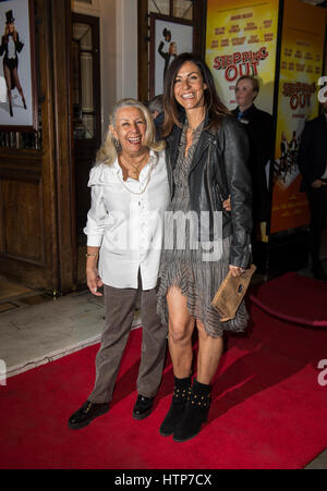 London, England 14 März. Julia Banbury und Mama besuchen die "Stepping Out" - drücken Nacht im Vaudeville Theatre 14. März 2017 London, England Stockfoto