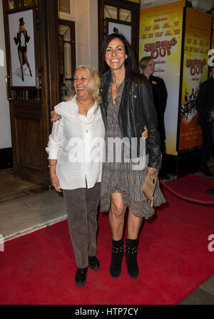 London, England 14 März. Julia Banbury und Mama besuchen die "Stepping Out" - drücken Nacht im Vaudeville Theatre 14. März 2017 London, England Stockfoto