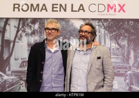 Mexico City, Mexiko. 14. März 2017. Mexikanischer Regisseur Alfonso Cuarón und Art Director, Eugenio Caballero während der Pressekonferenz zu verkünden die Schließung von den Dreharbeiten des Films Roma im Museum Mexiko City.Leonardo Casas / Alamy Live News Stockfoto