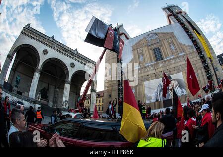 20. September 2015 - September 2015, München, Deutschland - Türkische Flaggen über Odeonsplatz aufgerichtet. Mitglieder der grauen Wölfe - ein ultranationalistischen zeigt radikale Fraktion gegen die kurdische Arbeiterpartei (PKK), verurteilte sie als "Terroristen". Am Anfang versammelten Mitglieder des radikalen Turkos Motorradclub in München Freiham, ausgehend vom Stadtzentrum, die wichtigsten Demonstration zu treffen. Es gab zahlreiche Fälle von Gewalt, einschließlich eines Angriffs auf einen Polizisten, eine Linie gegen Polizei zusammengestellt von Demonstranten, Angriffe und Einschüchterung von Journalisten und t Stockfoto