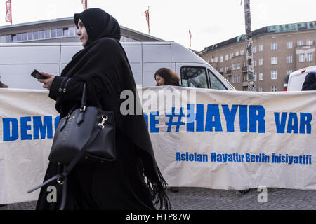 Berlin, Berlin, Deutschland. 14. März 2017. Gegner von RECEP TAYYIP ERDOGAN, Präsident der Türkei, mit Schildern mit der Aufschrift "#Hayir". Demonstranten Damand ein Nein in dem Verfassungsreferendum in der Türkei, wo in Deutschland lebenden Türken stimmen dürfen. Bildnachweis: Jan Scheunert/ZUMA Draht/Alamy Live-Nachrichten Stockfoto