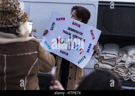 Berlin, Berlin, Deutschland. 14. März 2017. Gegner von RECEP TAYYIP ERDOGAN, Präsident der Türkei, mit Schildern mit der Aufschrift "#Hayir". Demonstranten Damand ein Nein in dem Verfassungsreferendum in der Türkei, wo in Deutschland lebenden Türken stimmen dürfen. Bildnachweis: Jan Scheunert/ZUMA Draht/Alamy Live-Nachrichten Stockfoto