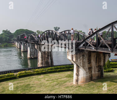 Provinz Kanchanaburi, Thailand. 15. November 2006. Die berühmte Brücke am River Kwai, jetzt eine wichtige touristische Attraktion, erstreckt sich der Fluss Kwai Yai in der Provinz Kanchanaburi, Thailand, seine Popularität aufgrund der fiktiven 1957-Film die Brücke am River Kwai. Während WW 2 gebaut in 1942'', "43 von britischen Kriegsgefangenen, Teil des berüchtigten Thai-Burma-Eisenbahn, mit elf Stahl Spannweiten auf Betonsäulen, die gebogene Spannen sind 1943 Originale, 2 geraden spannen ersetzt, im Jahr 1945 durch US-Bomben beschädigt. Bildnachweis: Arnold Drapkin/ZUMA Draht/Alamy Live-Nachrichten Stockfoto