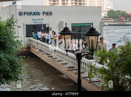 Bangkok, Thailand. 14. November 2006. Passagiere verlassen die Si Phraya Fähranleger am Fluss Chao Phraya, dem legendären Fluss der Könige, das durch Bangkok fließt. Thailand ist ein beliebtes Touristenziel geworden. Bildnachweis: Arnold Drapkin/ZUMA Draht/Alamy Live-Nachrichten Stockfoto