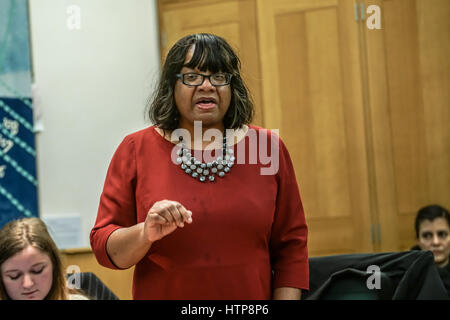 London, UK. 14. März 2017. Referent Diane Abbott MP bei der Labour Alternative zu den Tory-Sparhaushalt mit John McDonnell MP ist möglich von #budget2017 am 14. März 2017 at Portcullis House, London, UK. per Kreditkarte: siehe Li/Alamy Live News Stockfoto