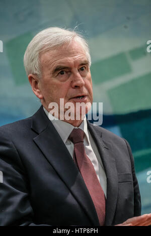 London, UK. 14. März 2017. Sprecher John McDonnell MP bei der Labour Alternative zu den Sparhaushalt Tory mit John McDonnell MP ist möglich von #budget2017 am 14. März 2017 at Portcullis House, London, UK. per Kreditkarte: siehe Li/Alamy Live News Stockfoto