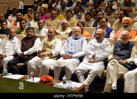 Neu-Delhi, Indien. 16. März 2017. Der indische Premierminister Narendra Modi (3. R Front) besucht Urteil Bharatiya Janata Party (BJP) parlamentarischen Vorstandssitzung in Neu-Delhi, Indien, 16. März 2017. Bildnachweis: Partha Sarkar/Xinhua/Alamy Live-Nachrichten Stockfoto