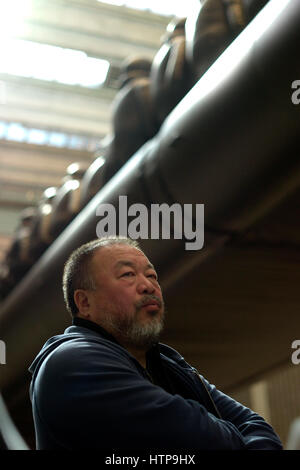 Prag, Tschechische Republik. 16. März 2017. Chinesischer Konzeptkünstler Ai Weiwei zeigt seine Installation mit einem 70 Meter langen Schlauchboot mit 280 larger-than-Life-Figuren von Flüchtlingen an der Decke der Nationalgalerie in Prag, Tschechische Republik, 16. März 2017. Mit dieser Arbeit beschäftigt sich der Künstler mit der Flüchtlingskrise. -KEIN Draht-SERVICE-Foto: Michael Heitmann/Dpa/Alamy Live News Stockfoto