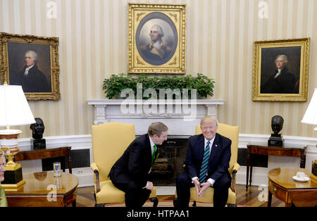 Washington, USA. 16. März 2017. US-Präsident Donald J. Trump hält ein bilaterales Treffen mit den Taoiseach von Irland Enda Kenny im Oval Office des weißen Hauses am 16. März 2017 in Washington, DC. Bildnachweis: MediaPunch Inc/Alamy Live-Nachrichten Stockfoto