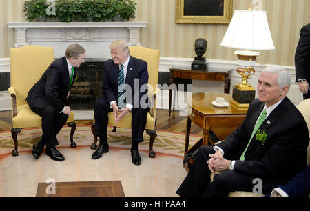 Washington, USA. 16. März 2017. US-Präsident Donald J. Trump hält ein bilaterales Treffen mit den Taoiseach von Irland Enda Kenny als Vizepräsident Mike Pence im Oval Office des weißen Hauses am 16. März 2017 in Washington, DC zusieht. Bildnachweis: MediaPunch Inc/Alamy Live-Nachrichten Stockfoto