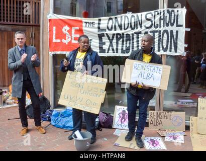 London, UK. 16. März 2017.  Jonathan Bartley, co-Leader der grünen Partei unterstützt Reiniger an der London School of Economics während eines Streiks über Lohn- und ungesunde Arbeitsbedingungen. Der Marsch findet rund um die Universität. Bildnachweis: Philip Robins/Alamy Live-Nachrichten Stockfoto