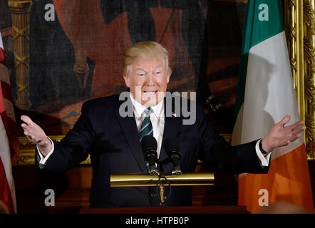 Washington, USA. 16. März 2017. US-Präsident Donald J. Trump besucht die Freunde von Irland Mittagessen auf dem US-Kapitol am 16. März 2017 in Washington, DC. Bildnachweis: MediaPunch Inc/Alamy Live-Nachrichten Stockfoto