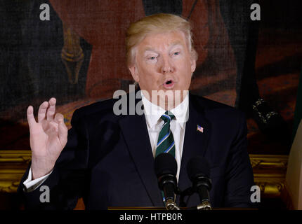 Washington, USA. 16. März 2017. US-Präsident Donald J. Trump besucht die Freunde von Irland Mittagessen auf dem US-Kapitol am 16. März 2017 in Washington, DC. Bildnachweis: MediaPunch Inc/Alamy Live-Nachrichten Stockfoto