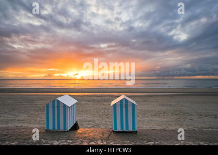 Kabinen und Strand Hauben auf den Strand von Neufchatel-Hardelot, Pas-De-Calais, Frankreich Stockfoto