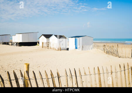 Strandhäuser in Bleriot-Plage, ein beliebter Strand in der Nähe von Calais, Frankreich Stockfoto