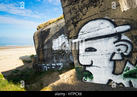 alt und zerstörten Atlantikwall Bunker sind heute mit bunten Graffiti verziert Stockfoto