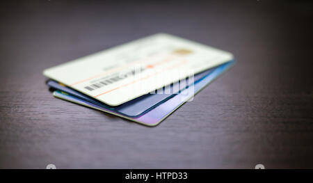Kreditkarten-Stack auf dunkle Farbe Holztisch Stockfoto