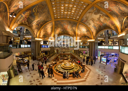 Buenos Aires/Argentinien 22/06/2014. Menschen kaufen in Galerías Pacífico Einkaufszentrum. Stockfoto