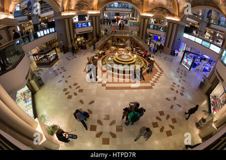 Buenos Aires/Argentinien 22/06/2014. Menschen kaufen in Galerías Pacífico Einkaufszentrum. Stockfoto