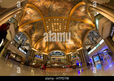 Buenos Aires/Argentinien 22/06/2014. Menschen kaufen in Galerías Pacífico Einkaufszentrum. Stockfoto