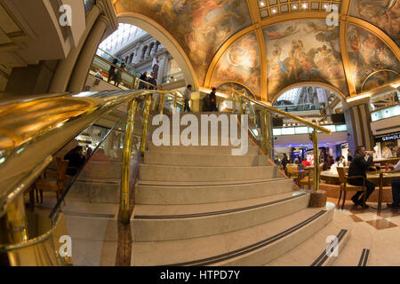 Buenos Aires/Argentinien 22/06/2014. Menschen kaufen in Galerías Pacífico Einkaufszentrum. Stockfoto