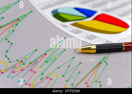 Grafik mit Tabellenblatt zeigt Erfolg bei Finanzen und Börse Stockfoto