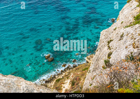 Felsige Küste auf der Insel Sardinien in der Nähe von Cagliari, Italien. Ansicht von oben Stockfoto