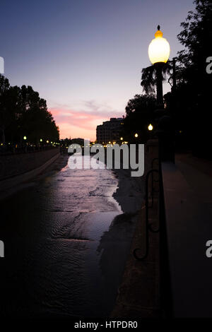 Granada Spanien Fluss Genil nachts Mäandern durch Plaza de Humillaredo mit den Straßenlaternen gegen die Dämmerung Himmel Stockfoto