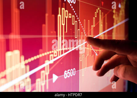 Ein Stadt-Arbeiter Analyse illustriert Lager Markt Finanzdaten auf einem Bildschirm. Stockfoto