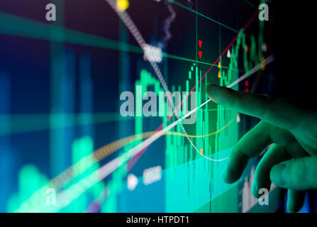 Ein Stadt-Arbeiter Analyse illustriert Lager Markt Finanzdaten auf einem Bildschirm. Stockfoto
