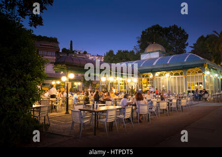 American Diner Essen am Kiosko Restaurante Terraza Las Titas in der Plaza de Humillaredo an einem Sommerabend in Granada Spanien Stockfoto