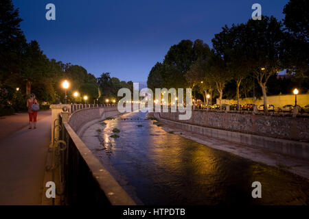 Granada Spanien Fluss Genil nachts Mäandern durch Plaza de Humillaredo Stockfoto