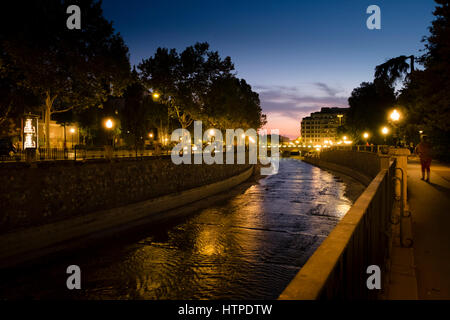 Granada Spanien Fluss Genil nachts Mäandern durch Plaza de Humillaredo Stockfoto